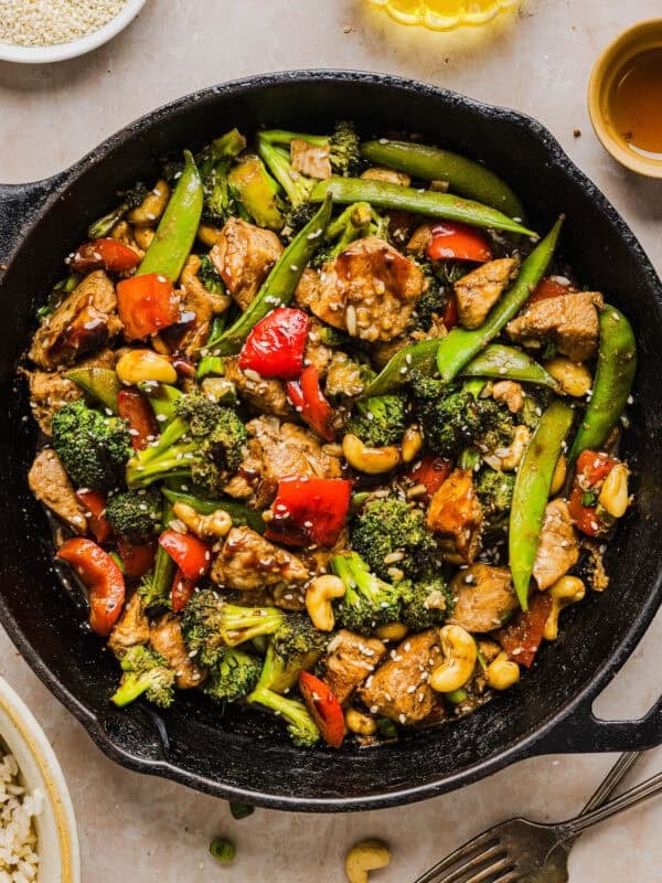 This Healthy Cashew Chicken Stir Fry is the perfect weeknight meal that is quick and easy to make, full of fresh veggies and tossed together in a delicious homemade peanut sauce!